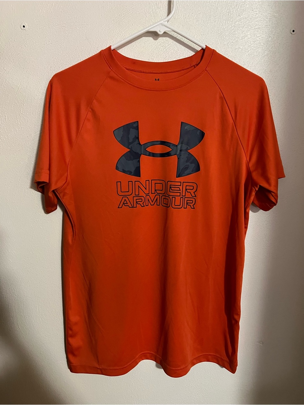 UNDER ARMOUR Classic Quick Dry Athletic Athleisure T Shirt Red Black Boy's Sz XL